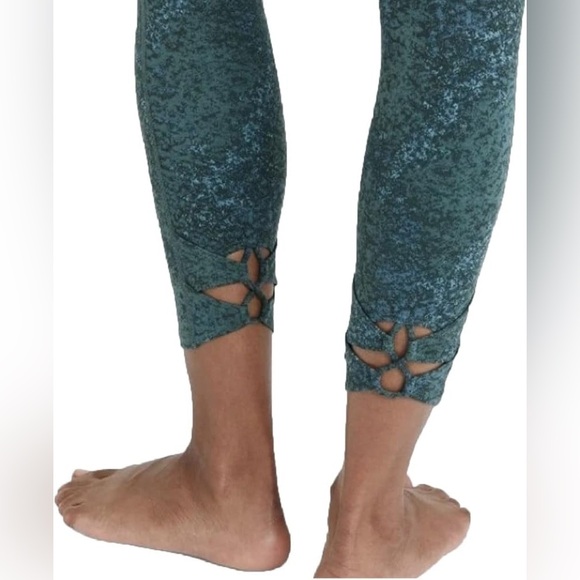 ALL IN MOTION | Women's Contour Flex Lace-Up Leggings 26.5" - Picture 2 of 7